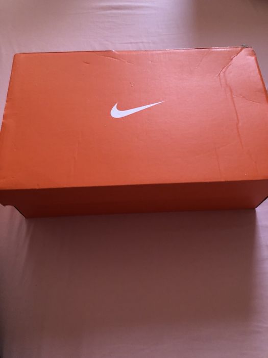 оригинални маратонки Найк, закупени от Спорт Депо, почти нови