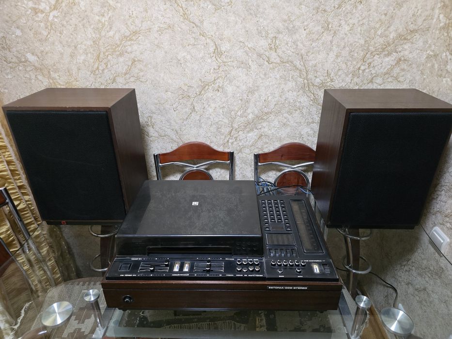 Продается виниловый проигрыватель ESTONIA-008