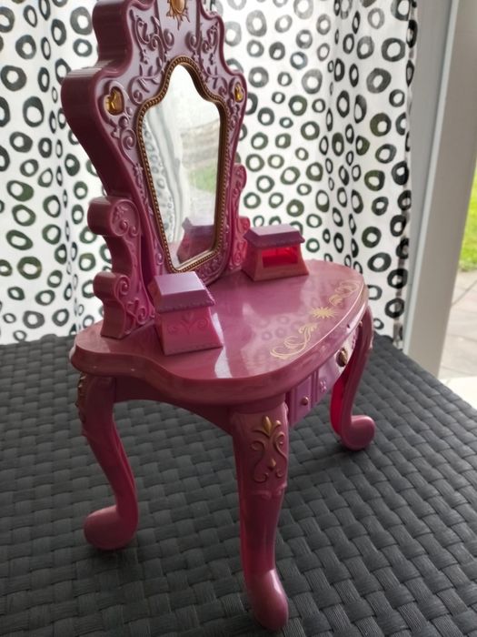 Masa de machiaj păpuși