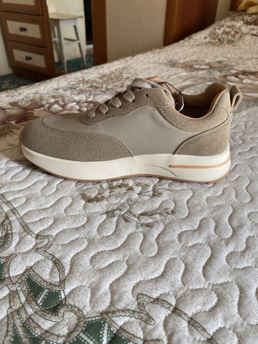 Продам кроссовки женские.