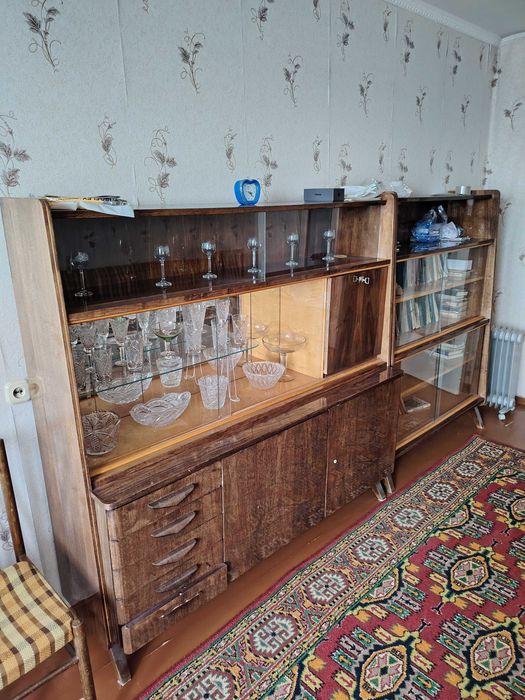 стенной шкаф из дерева