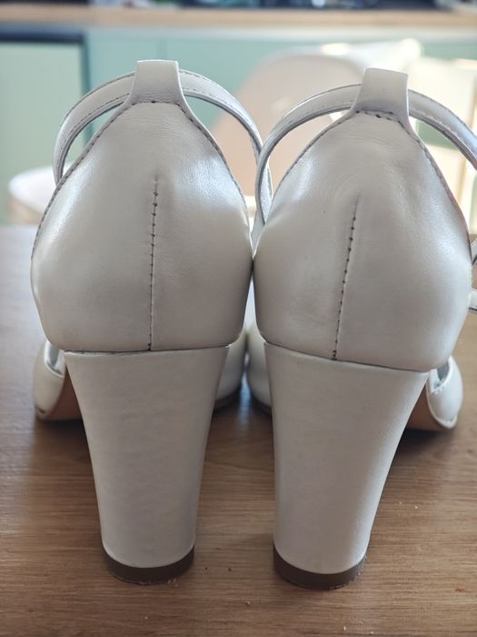 Pantofi albi cu toc