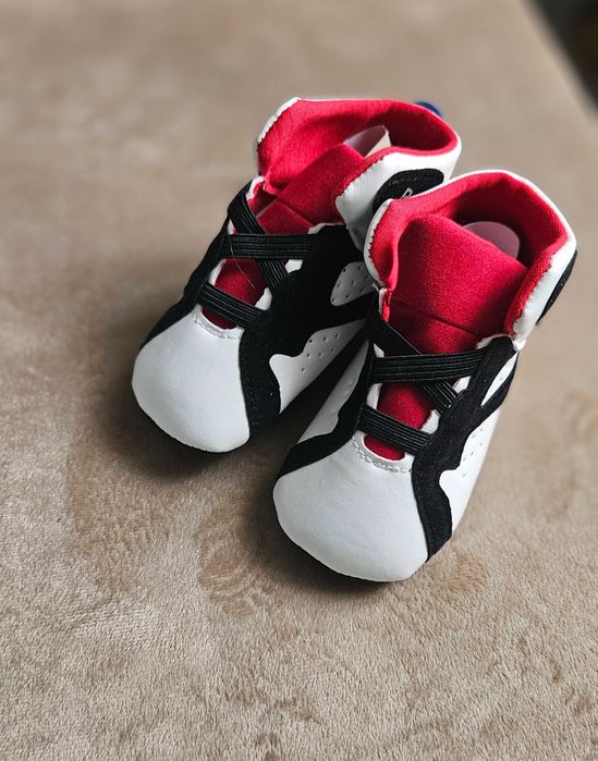 Adidasi tip sneakers, marime 13-18 luni