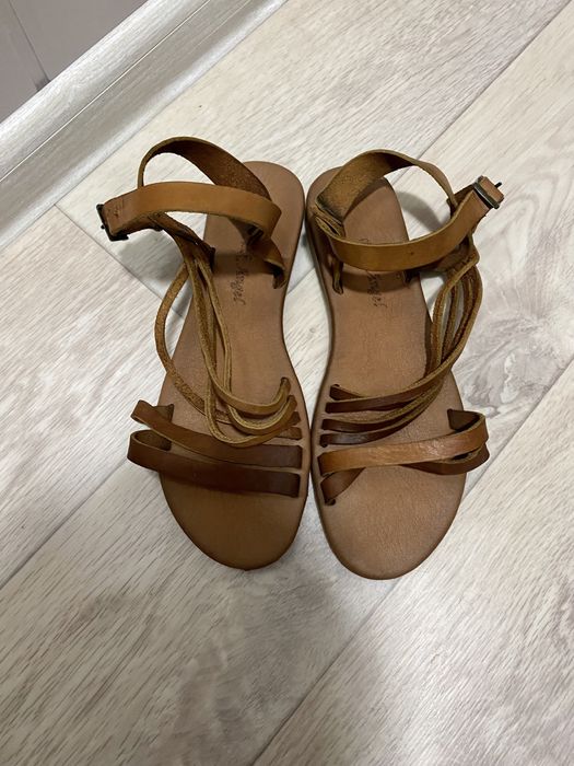 Продам кожаные босоножки.