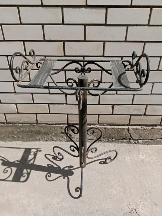 Подставка кованная