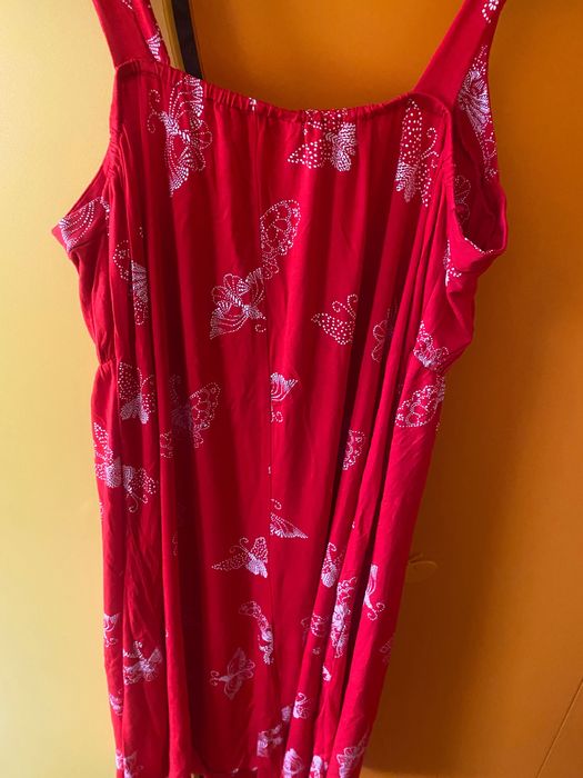 Червена рокля с принт