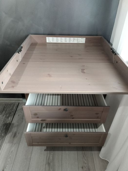 Dulap și masa înfășat din lemn Ikea