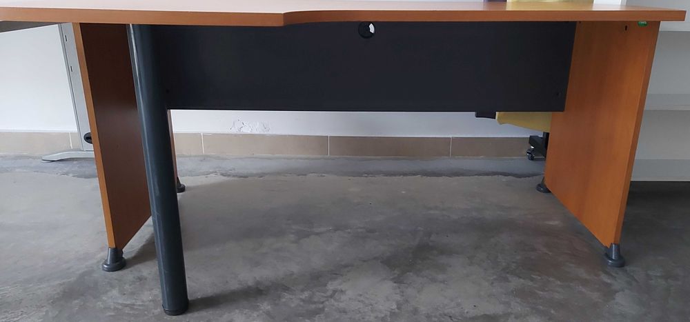 Офис бюро и етажерка за книги