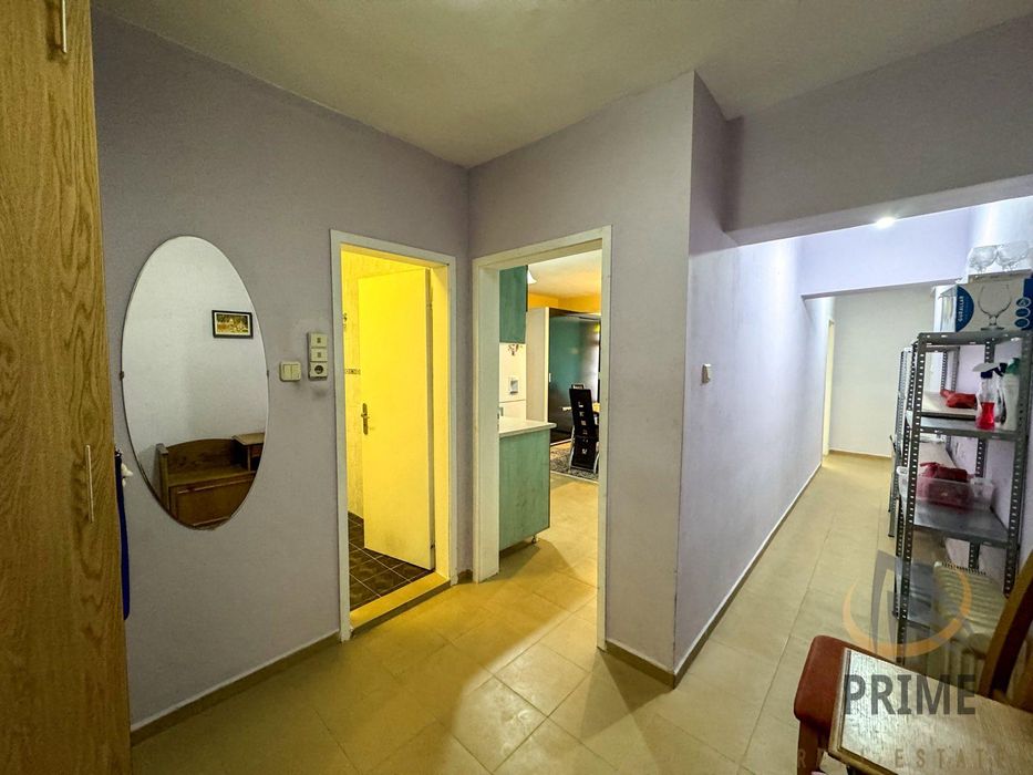 Център тристаен апартамент обзаведен