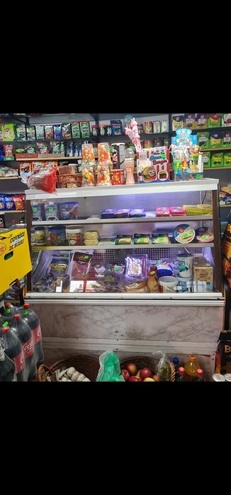 Vitrina de mezeluri si lactate