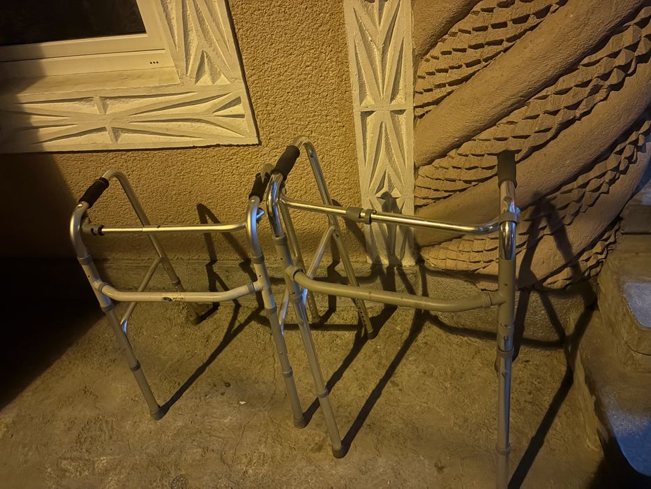 Vând 2 cadre de mers din aluminiu, reglabile, stare bună.iasi usoare