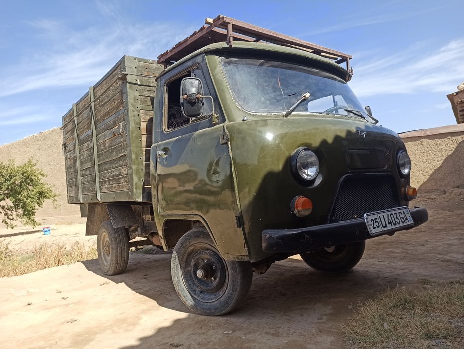 Uaz moshina sotiladi