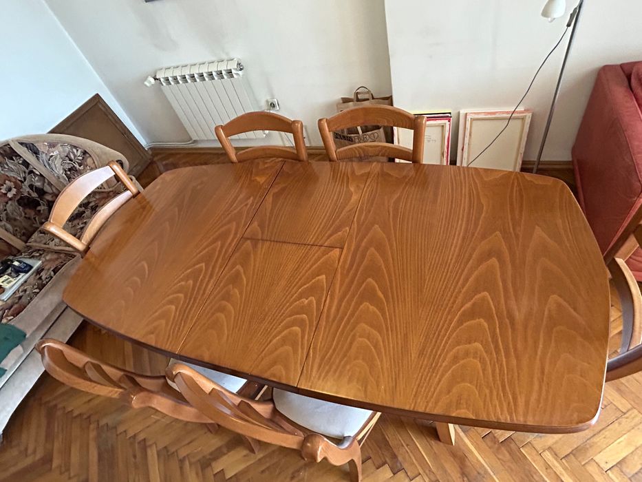Разтегателна маса и 6 стола от масивно дърво в супер състояние