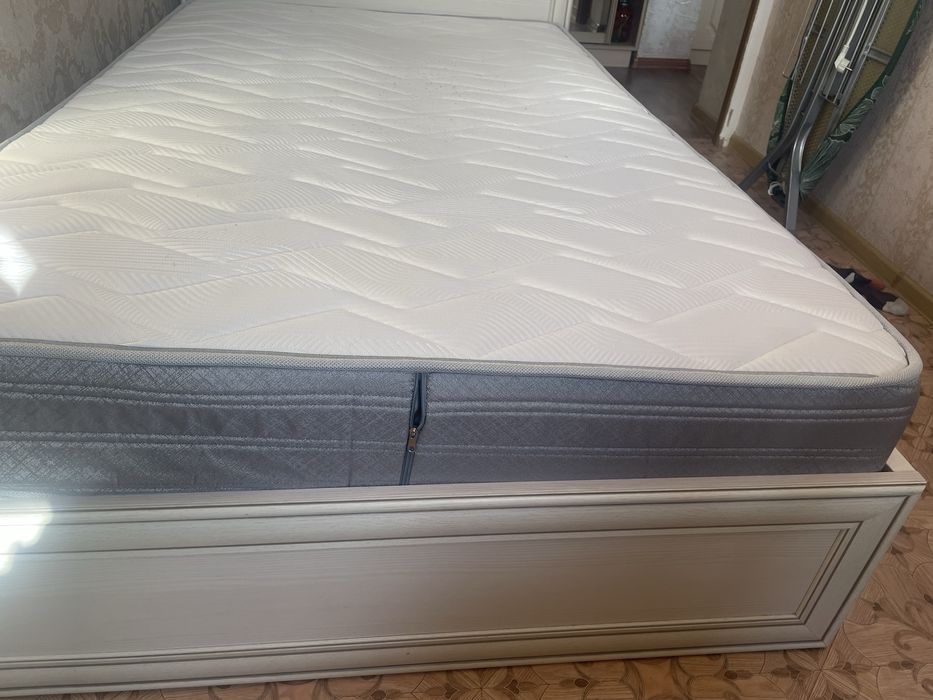 Продам кровать с матрасом