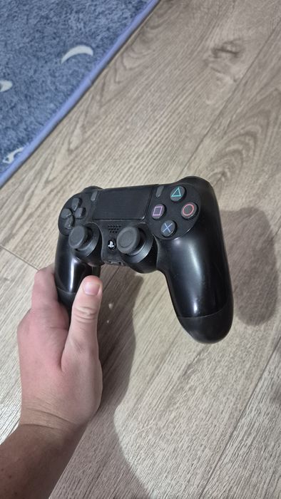 Playstation4 cu 6 jocuri incluse si o maneta