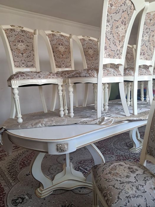 Стол со стульями в гостиную