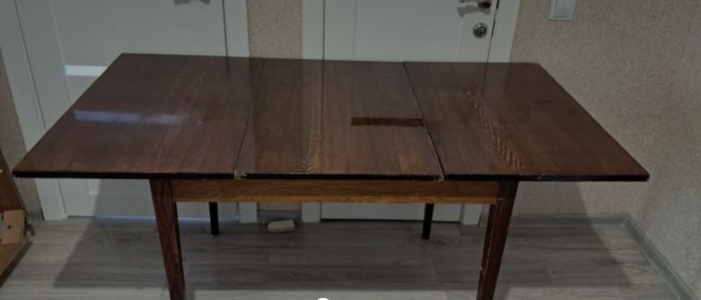 Старый полированный стол