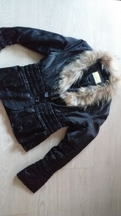 Дамско много красиво вталена яке с естествена яка размер L-120 лв.