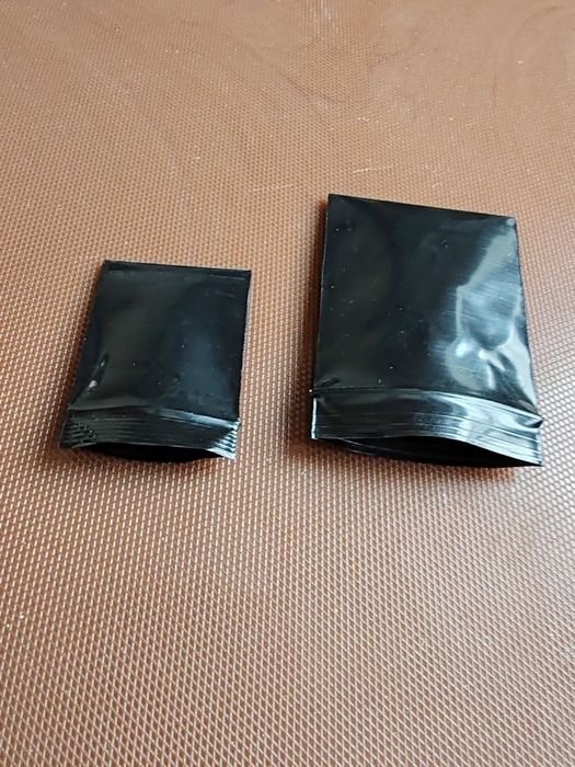 Чёрные зип-лок пакетики.