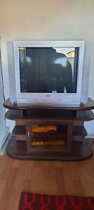 Телевизор LG с подставкой