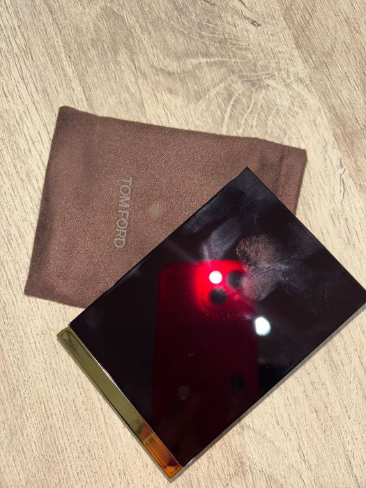 Здравейте!Продавам  палитра със сенки за очи Tom Ford.