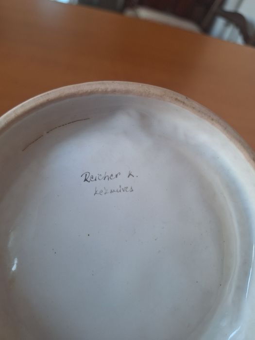 Ceramica veche-Jandarmeria ungureasca Scrumiera lucrata manual semnata Reicher K