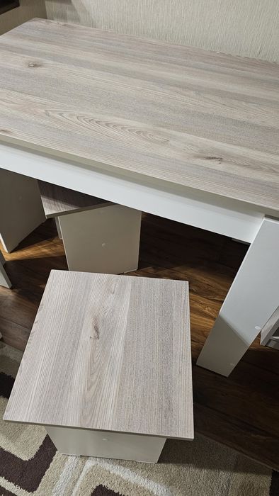 Стол с табуретками