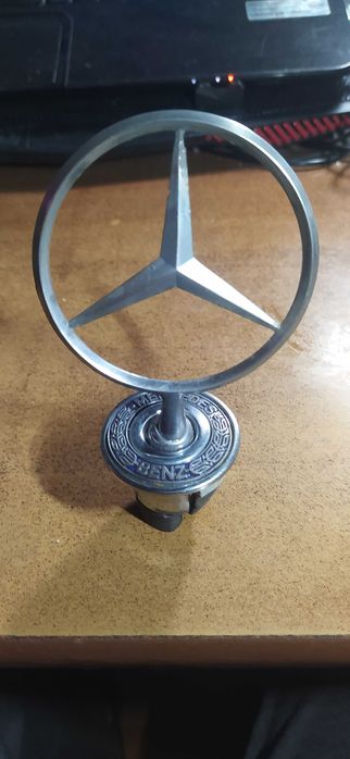 Значёк MERCEDES на капот.