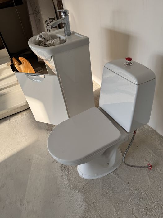 Унитаз и тумба с раковиной