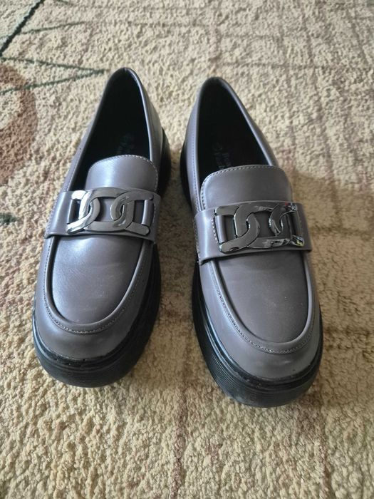 Продам женские туфли