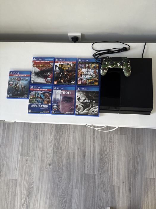 Продаю пс4 с играми