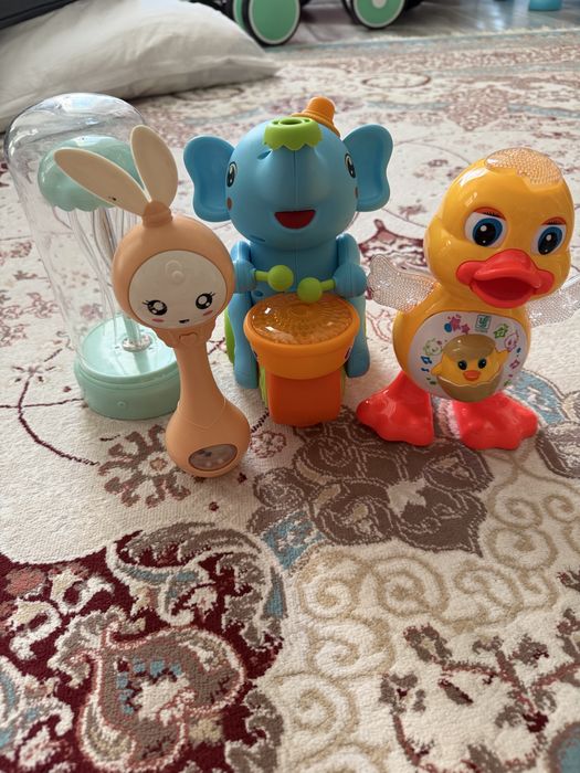 Игрушки слон, медуза, утенок, зайка