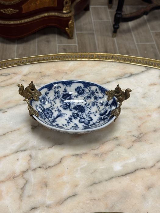 Bomboniera din portelan si elemente bronz