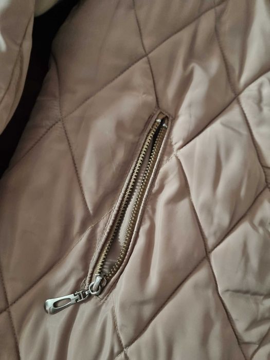 теплая зимняя куртка бежевого цвета