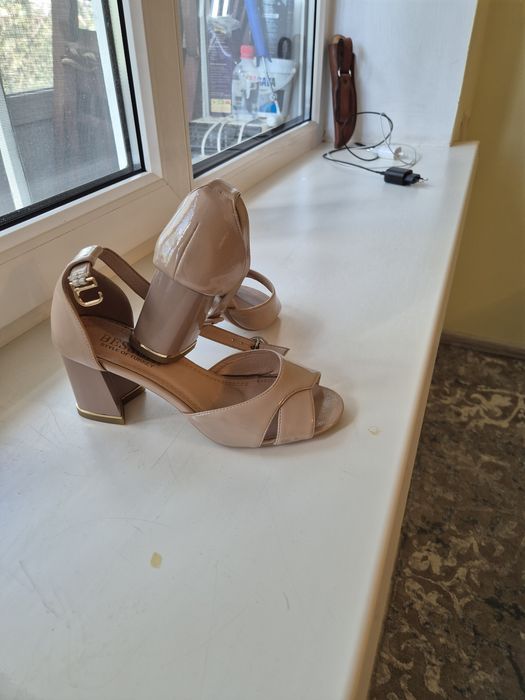 Продаю женские туфли