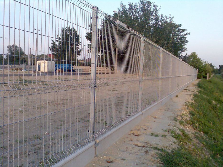 Realizăm garduri din plasă bordurata la oferta