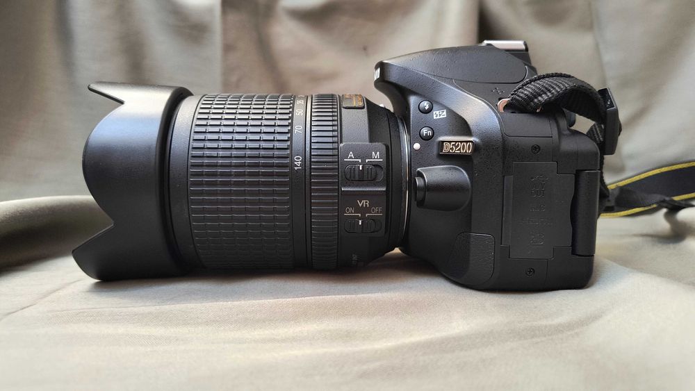 Nikon D5200 + obiectiv Nikon 18-55 mm + accesorii