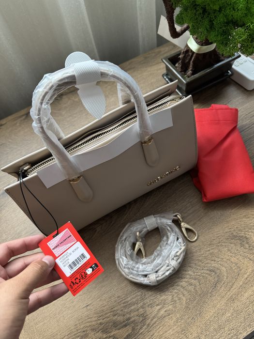 Geanta Valentino noua perfecta pentru cadou