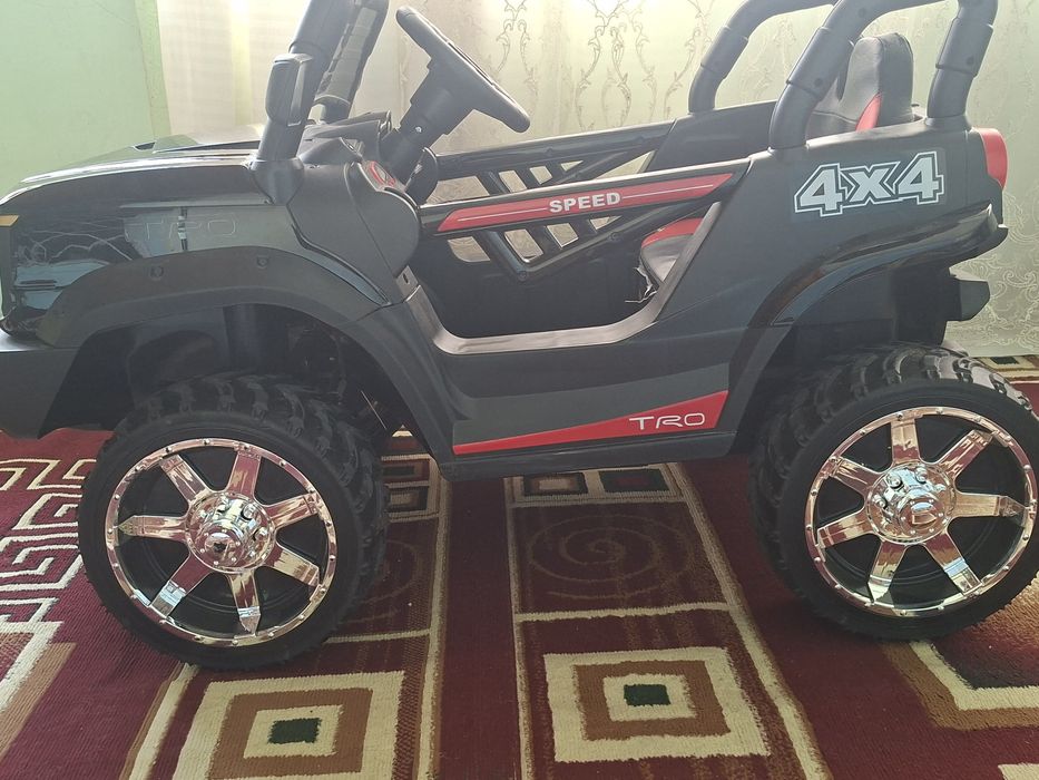 Болалар машинаси янги