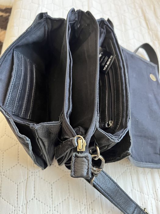 Малка черна, кожена чанта през рамо