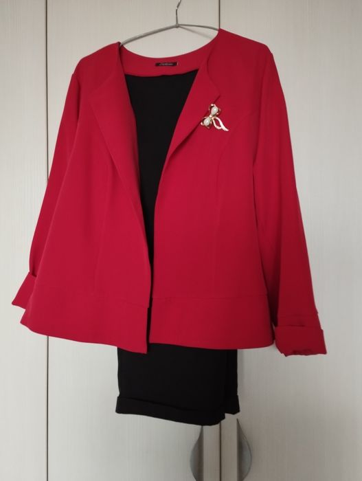 Елегантен костюм от две части-червено сако, черен панталон, размер XXL