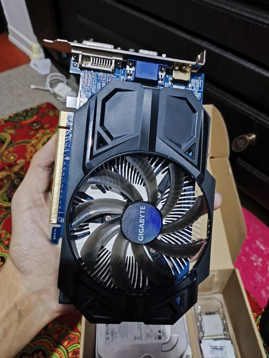 Продам игровую видеокарту AMD Radeon R7 250 2gb