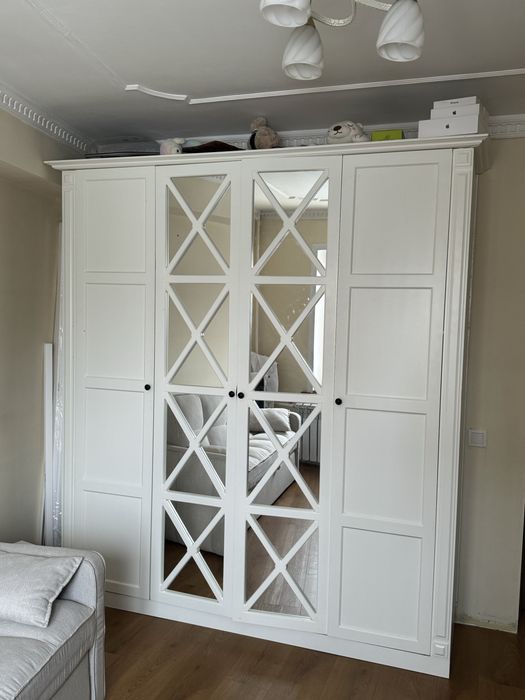 Диван белый светлый