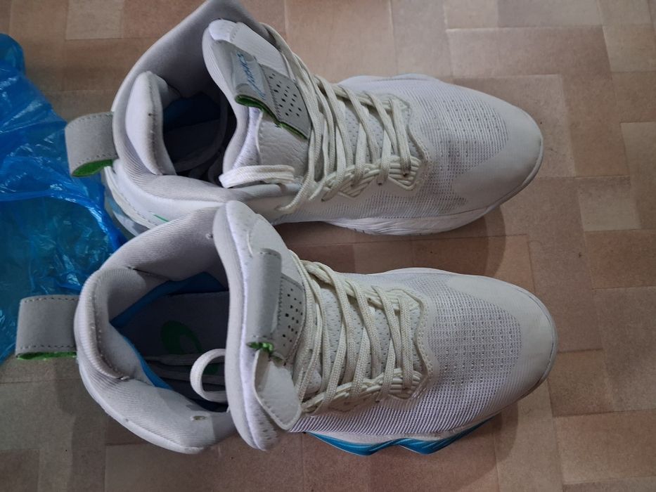 ASICS Nova Surge