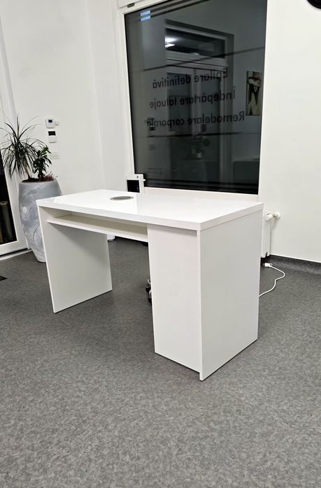 De vânzarea masă manichiură profesională NOUĂ – complet echipată!