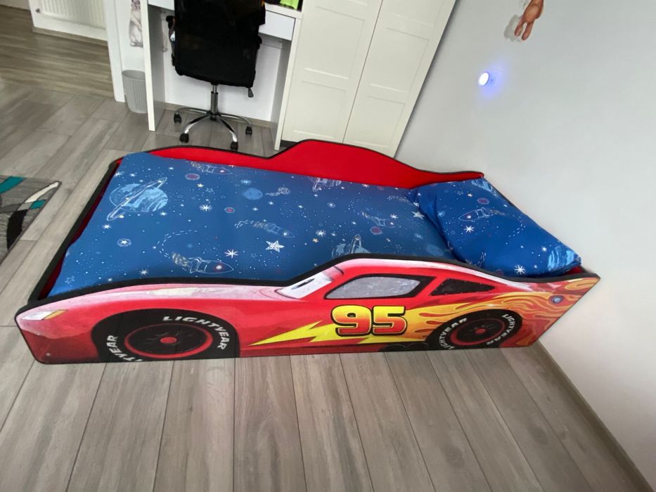 Pat mașină Fulger McQueen + saltea + lenjerii