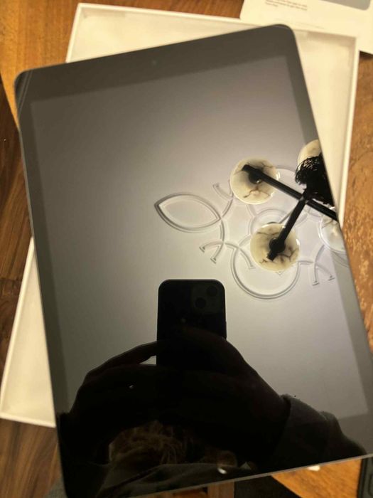 Продавам Ipad 9 th. Generation WiFi 64GB с Apple Pen & Keyboard