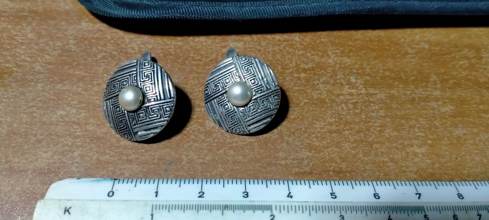 Кулоны, серёжки серебряные.