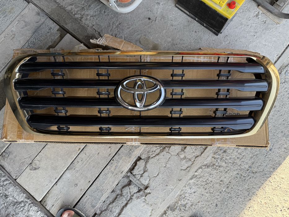 * радиаторная решетка Toyota LandCruiser 200 в идеальном состоянии