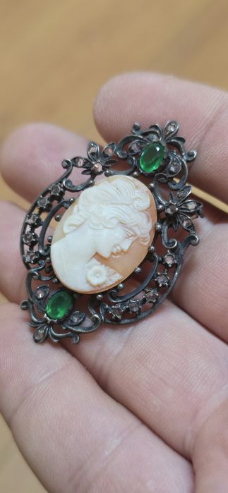 Brosa Camee argint cu diamante